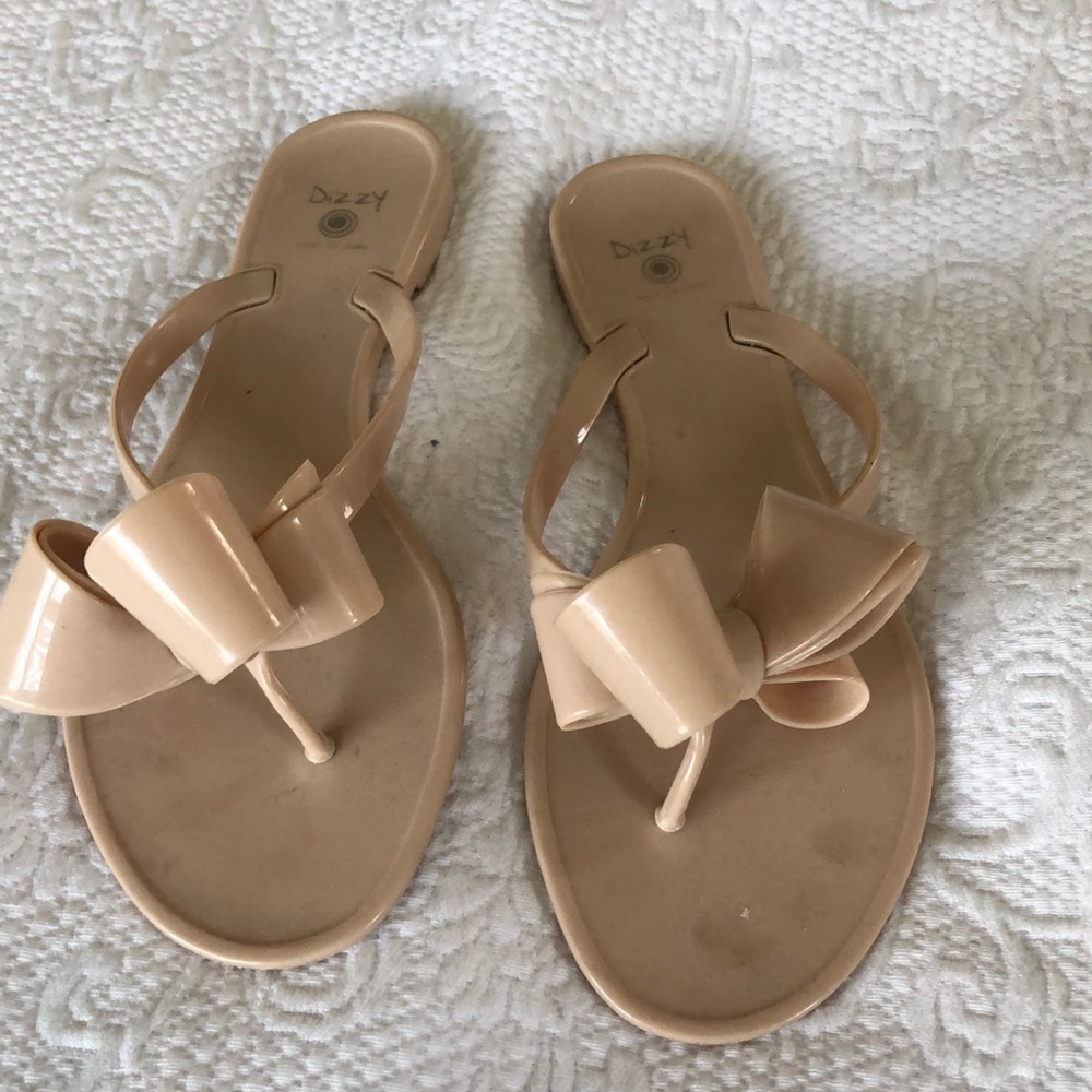 Dizzy flip flops with large bow detail